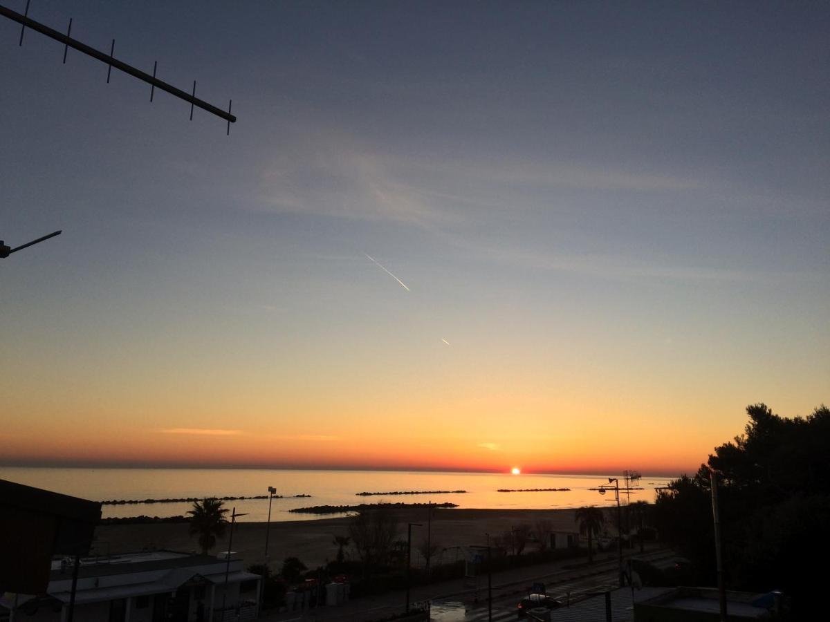 Montesilvano MarinaSunrise Beach House - Sea Viewアパートメント エクステリア 写真